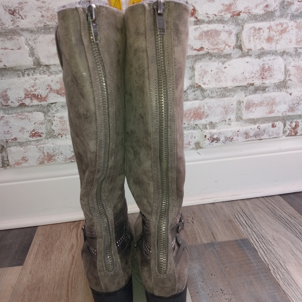 Boots. - Picture 3 of 5